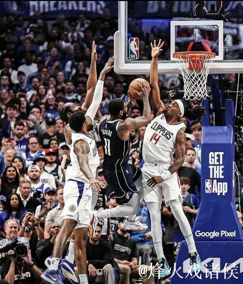 欧文饭后散步偶遇篮球比赛，兴致大发加入对战，直呼羡慕这样的生活！